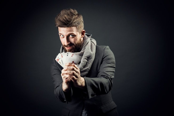 Antarmuka Casino Hold'em di studio langsung lunar778 menampilkan dealer, kartu, dan pemain di layout meja poker